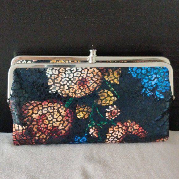 HOBO Handbags - 🇨🇦 Hobo Lauren leather clutch wallet in EUC